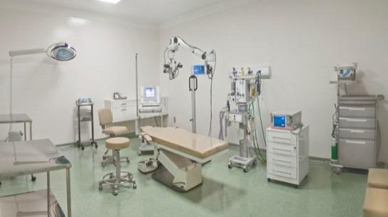 Estrutura física da Sala de operações A determinação da área mínima em metros quadrados (m²) é feita levando-se em consideração o tipo de cirurgia a ser realizada naquela sala.