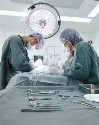 Características da iluminação artificial As cirurgias são realizadas sob luz artificial.