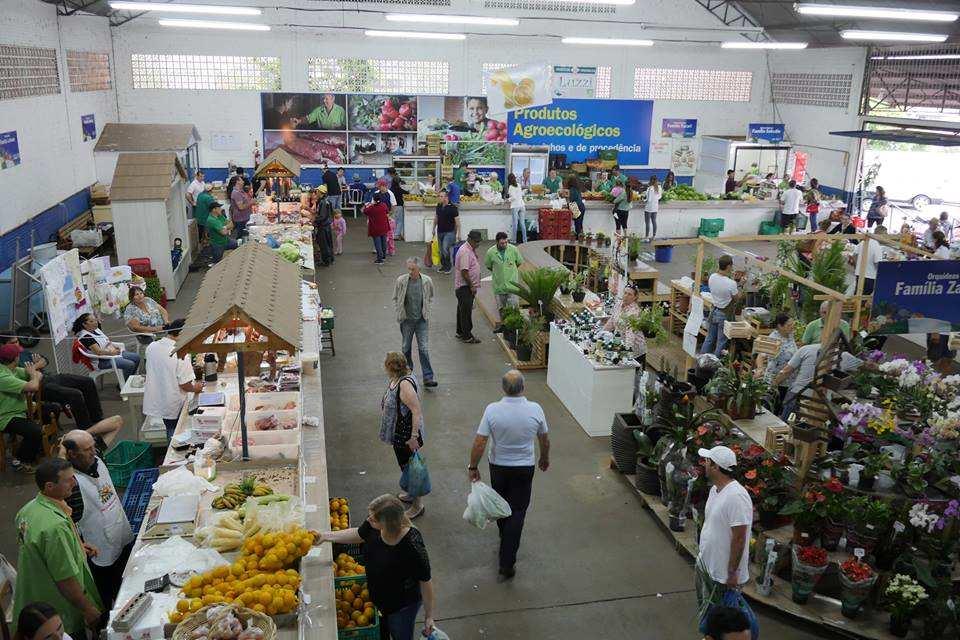 espaço, observa-se em uma das paredes, uma placa que indica a presença de produtos agroecológicos.