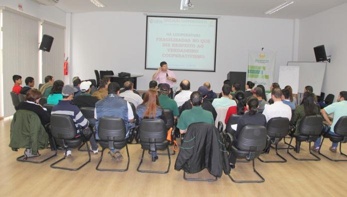 Funcionários participam de curso de EDUCAÇÃO COOPERATIVISTA 225 funcionários da Capal participaram do curso de educação cooperativista promovido pela Capal na última semana.