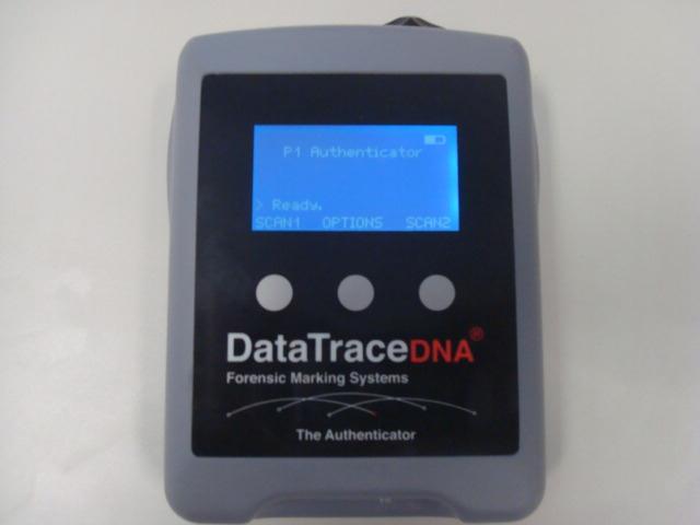 Figura 3: Equipamento portátil de leitura e detecção da tecnologia Data Trace DNA DNA da tinta. 2.1 Planejamento para implantação do DNA da tinta para o produto pintado da VM/CBA.