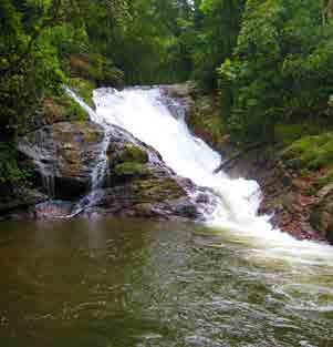 000 habitantes, fica aos pés da Serra do Mar, a 19 km de Jaraguá do Sul e 210 km de Florianópolis, em um vale rodeado de Mata Atlântica e de quedas d água, uma das melhores opções