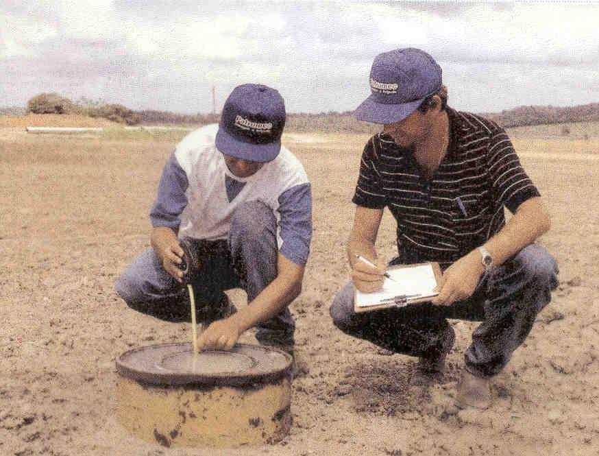 daptado de:daniel Fonseca de Carvalho e Leonardo Duarte Batista da Silva (Hidrologia) A água coloca-se simultaneamente nos dois anéis e, com uma régua graduada, faz-se a leitura da lâmina de água no