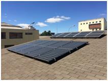 CARACTERÍSTICAS DO SFVCR DO ESCRITÓRIO VERDE O Sistema Fotovoltaico Conectado à Rede Elétrica está instalado na cobertura do Escritório Verde e é composto por 10 módulos fotovoltaicos de silício