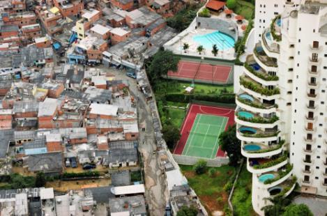 A favela de Paraisópolis, vizinha ao Morumbi, São Paulo, Brasil 2015 http://rebloggy.