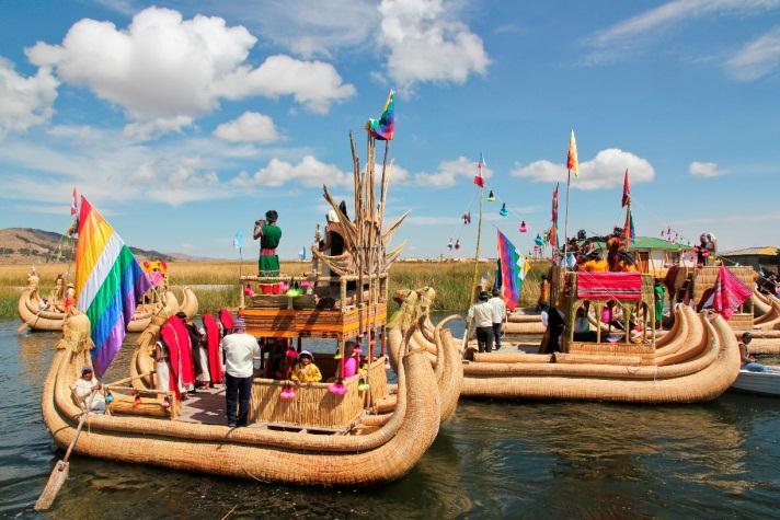 Aqui encontrará casas e centros de comércio para os nativos, que se deslocam em barcos construídos artesanalmente.