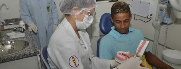 FOMENTO À SAÚDE Para cuidar da saúde das famílias do sertão, o IAV mantém uma Clínica Médica e Odontológica móvel