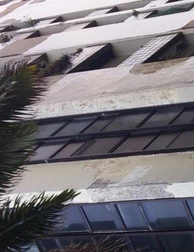 nas fachadas de edifícios da Avenida Boa Viagem, no Recife.