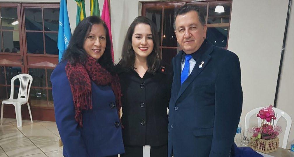 Na oportunidade, a jovem Pâmela Moraes, filha do casal governador Waldemar e Maria Beatriz, assumiu a presidência do Rotaract, e o jovem
