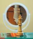 38. O espelho esférico está diante de uma peça de xadrez, cuja imagem está apresentada na figura. A partir da análise da figura, responda: a) A imagem é real ou virtual? Justifique.