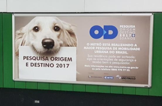 nos ônibus da SPTrans o Cartazes nos 4.