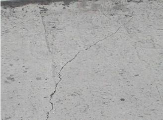 Fissuras lineares São fissuras que atingem toda a espessura da placa de concreto,