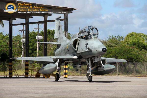 Formando pilotos de Caça na Marinha do Brasil 4 Feito o voo solo, inicia-se o treinamento de procedimentos VFR (Visual Flight Rules), com voos conduzidos no período diurno e com referência visual.