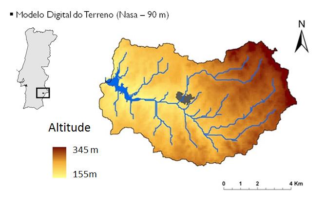 Figura 1. Localização da bacia hidrográfica do Enxoé em Portugal e distribuição da altitude. 2.2 Metodologia de campo e tratamento de dados A albufeira do Enxoé foi avaliada em três locais (i.e. zona de cabeceira, aproximadamente a 2.