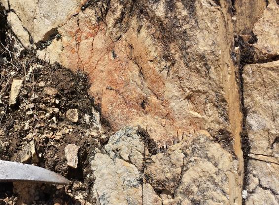 Nos quartzitos e filitos não foram encontrados nenhum tipo de preenchimento dos planos de falhas e fraturas, como a presença de calcita encontrado na pedreira São Jorge.