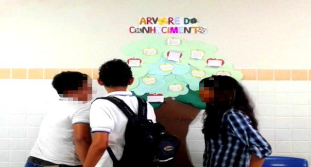 Os cartazes foram colocados no mural do pátio da escola, para visualização das demais turmas, com frases criativas alertando sobre os