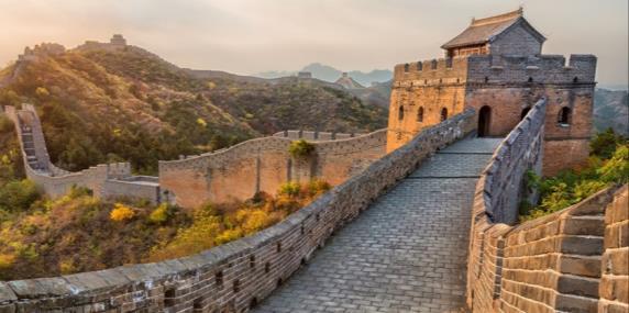 DESTAQUES DO ROTEIRO: BELEZAS DO RIO YANGTZE MURALHA DA CHINA A Muralha da China, em Beijing, é uma estrutura de arquitetura militar construída ao longo de