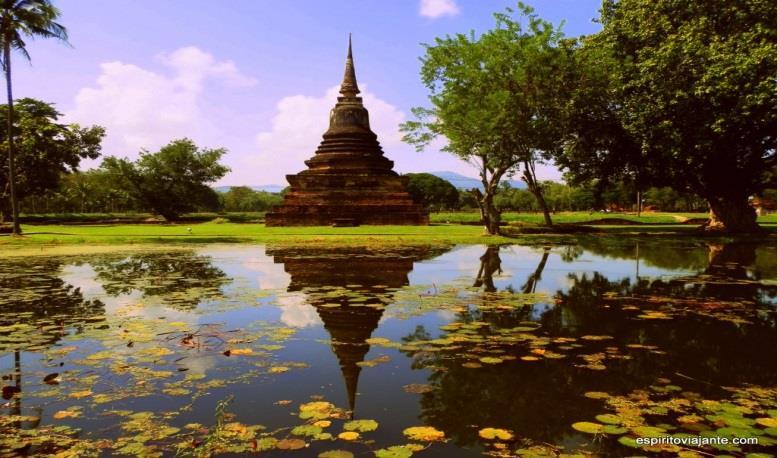 Visite o Wat Phra Si Sanphet, que é o maior templo da cidade, além do Viharn Phra Mongkol Bopi, que possui uma enorme estátua de Buda em bronze.