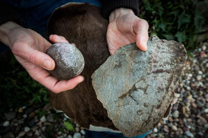 (Ásia); Um dado interessante é que por volta de 1,6 milhões de anos começam a surgir ferramentas de pedras lascadas que demandavam uma pré-concepção do objeto desejado.