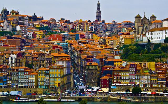 10º Dia - Porto - Dia livre A primeira coisa a se fazer em Porto, depois de deixar as malas no hotel, é com certeza caminhar pelas ruas do centro histórico.