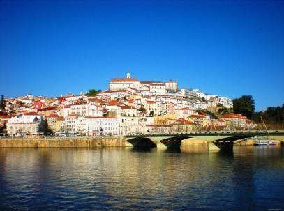 Você verá os barquinhos no Rio Douro, na região da Ribeira e as várias pontes que cruzam as margens do rio.