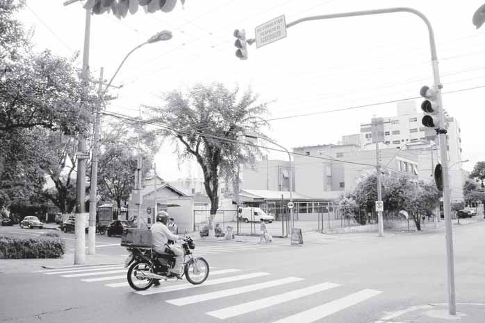 Além da campanha de trânsito, que instituiu um novo sinal para a travessia segura dos pedestres nas faixas de segurança onde não existem semáforos, a Empresa Pública de Transporte e Circulação (EPTC)