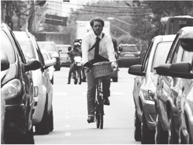 (G090115F5) Observe a imagem abaixo. Paulistanos trocam carro por bicicleta Disponível em: <http://blogs.estadao.com.br/jt-variedades/paulistanos-cheios-de-estilo-trocam-carro-por-bicicleta/>.