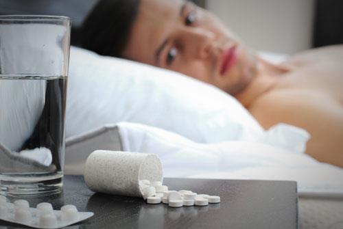 Efeitos colaterais e reações adversas: Zolpidem e zaleplon: amnésia,