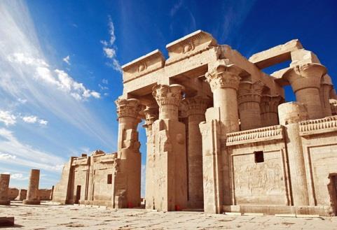 todo o Egito, consagrado a Horus, da época ptolomaica, reerguido no lugar de um templo antigo existente ainda no tempo do faraó Tutmosis III.