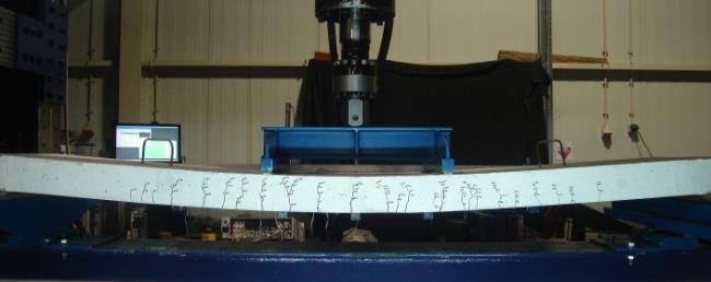 Comportamento de lajes de betão armado reforçadas à flexão usando a técnica NSM com laminados de CFRP pré-tensionados Tabela 1 Informações gerais das lajes ensaiadas.