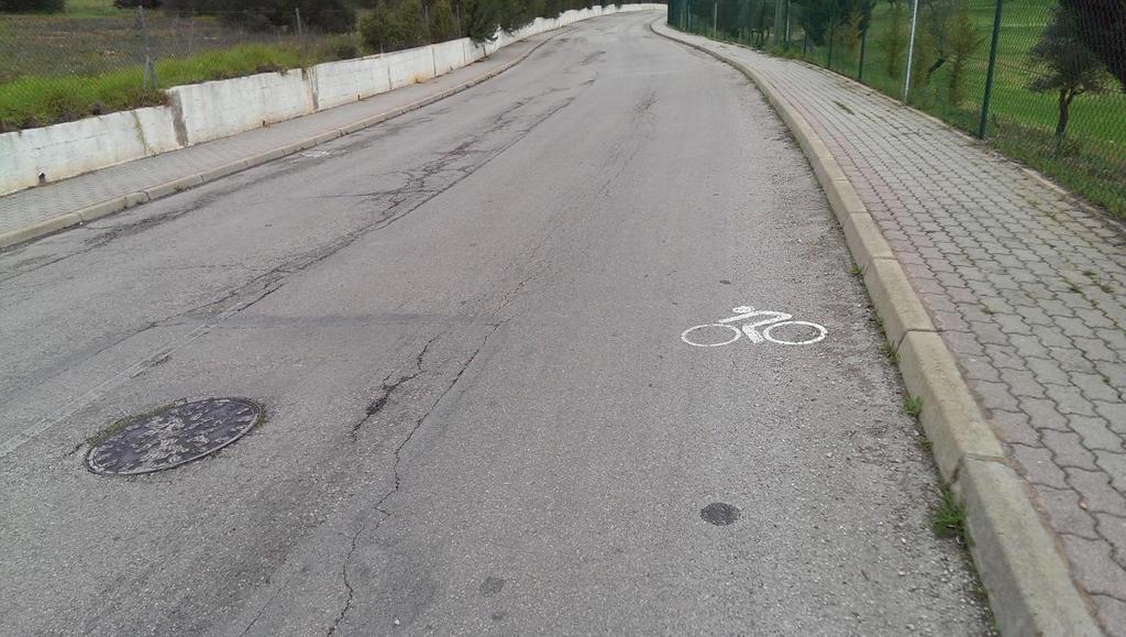 Exemplos de más práticas na Ecovia do Litoral: As fotografias abaixo ilustram algumas das situações nas quais seguir a dita ecovia é exactamente o que não se deve fazer.