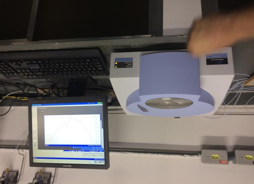 42 Figura 16: Analisador Térmico Simultâneo Perkin Elmer STA 6000 Fonte: AUTOR, 2017 A análise ocorreu sob fluxo de nitrogênio de 20 ml.mim -1, utilizando cerca de 15 mg de amostra.