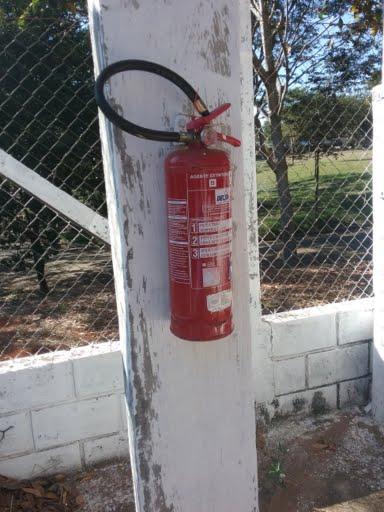 Imagem(4) Descrição(4): Extintor de incêndio NÃO CONFORMIDADES Item 7.6: Ausência de identificação da área ().