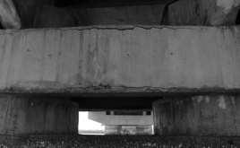 Figura 16- Travessas de apoio dos passeios de pedestres, com avançado estado de corrosão de armaduras e desplacamento do concreto.