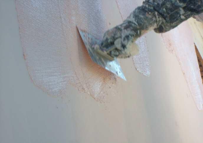 endurecimento da argamassa de colagem, garantindo a estabilidade das placas (1 a 3 dias) Sobre a primeira camada ainda fresca, esticar a rede de fibra de vidro e alisar a