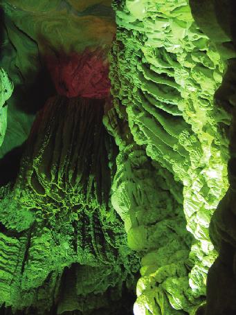 Quando entra em contato com o ar de dentro da caverna, parte desse bicarbonato de cálcio se transforma em carbonato de cálcio e a calcita começa, então, a se formar ao redor da fenda.