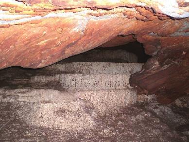 Aponte que as estalagmites são formadas pelo mesmo processo químico, porém, em decorrência dos pingos que caem das estalactites no chão da caverna, dando origem a um monte que mais tarde pode até se