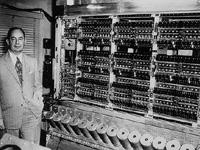Memória Compartilhada Consultor para projeto EDVAC, um dos primeiros computadores digitais sucessor do projeto ENIAC Propôs arquitetura onde memória