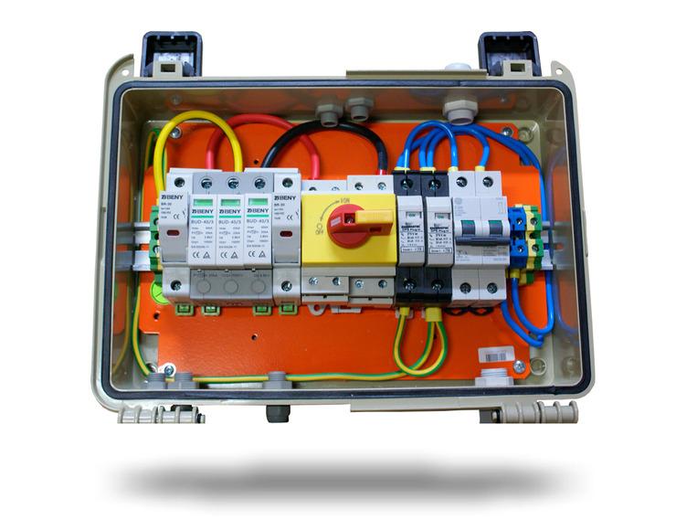 String Box Protege e isola o sistema de produção de energia fotovoltaica, impedindo o risco de propagação de acidentes elétricos,