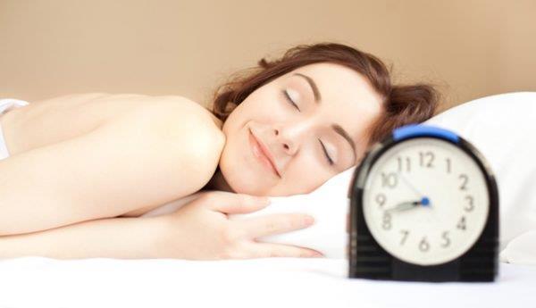 2 Dormir e acordar no mesmo dia é importantíssimo! Dormir antes da meia noite organiza sua agenda e não permite que você troque o dia pela noite.