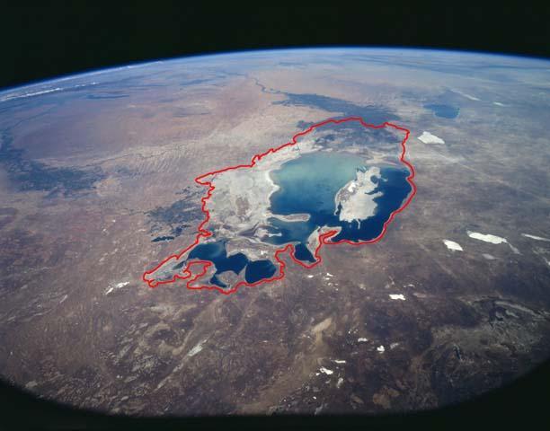 O desastre do Mar de Aral Fronteira entre Kasaquistão e Uzbequistão URSS desviou rios para projetos de