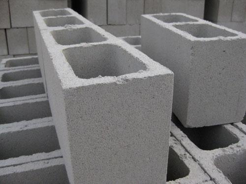 Figura 1: Diferentes blocos de concreto produzidos pela linha da Copel que foi alvo de A3 no Programa Prático de Formação Lean Além disso, a linha de blocos tem uma participação importante nos