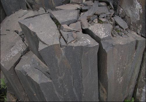 Diversidade das Rochas Magmáticas Família do Gabro 50 a 85% minerais máficos - Olivinas e piroxenas Peridotito é uma rocha ígnea plutónica granular, composta sobretudo por olivina, com ou