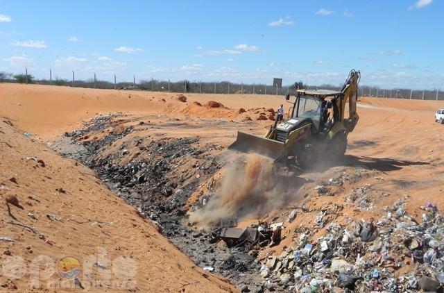 CLASSIFICAÇÕES Aterros controlados: A disposição dos resíduos sólidos é feita da mesma maneira que nos aterros comuns, ou lixões; no