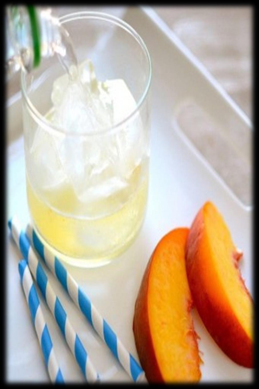 Drink Natalino Ingredientes: 300ml de água de coco 3 cerejas sem caroço cortadas ao meio 1/2 pêssego sem casca fatiado 100ml de água com gás Modo de Preparo: Leve as cerejas e o pêssego ao