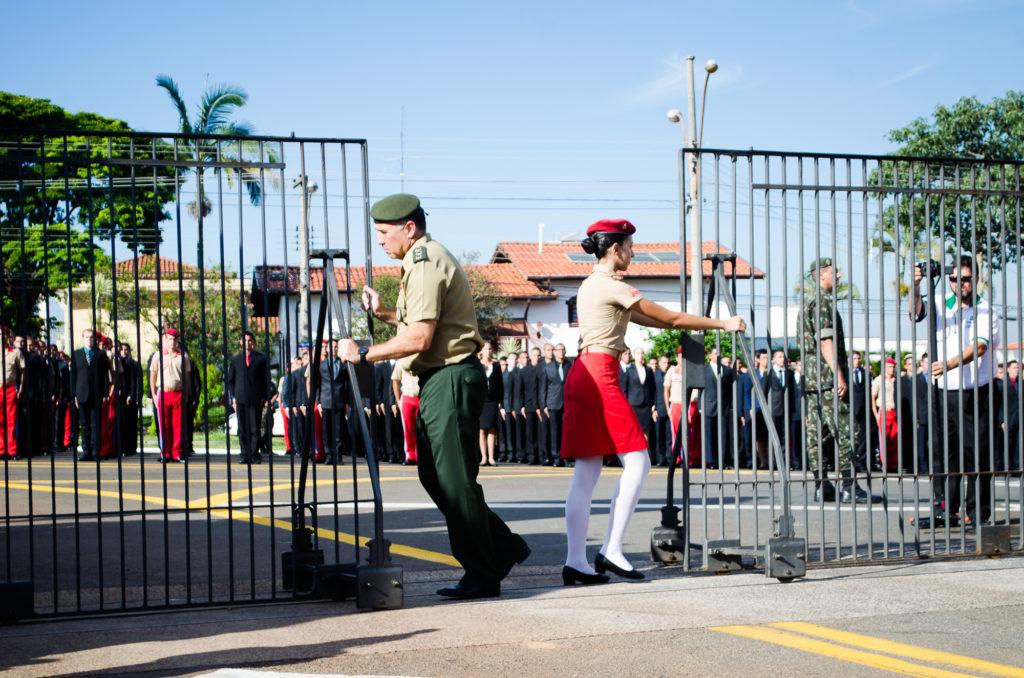 Filhas de Quitéria: as primeiras mulheres combatentes do Exército Brasileiro 2 Comandante da EsPCEx Coronel Dutra e a aluna mais nova da turma, Emily Braz, 16, abrem os portões da escola preparatória