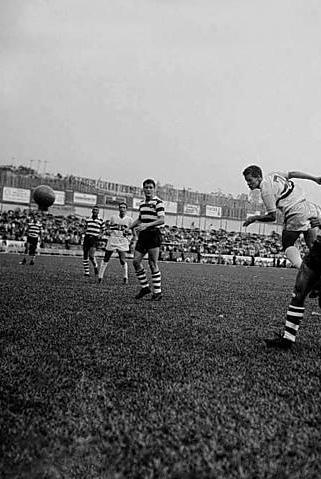 É provável que os adversários esperassem que o atacante são-paulino ajeitasse a bola no peito para só depois concluir, deixando tempo para o desarme.