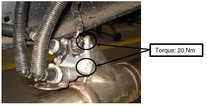 14. Montar o bico injetor novamente no tubo de decomposição respeitando o torque nominal dos parafusos. Figura 42 Especificação de torque de aperto dos parafusos do injetor 15.