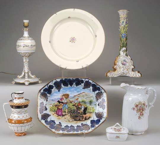 125 126 124 127 128 129 124 CANDEEIRO, porcelana, decoração policromada grinalda e dourada, marca nº 32 (1947-1968) Dim.