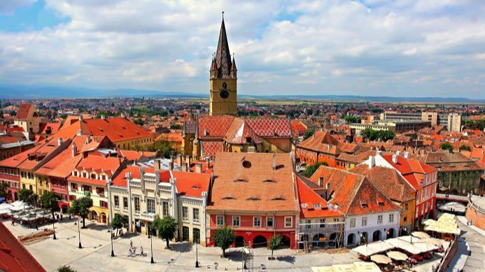 Em seguida, visitaremos o centro histórico da capital da província, considerado o maior da Transilvânia, com mais de 7 km de muralhas, conservadas até hoje.